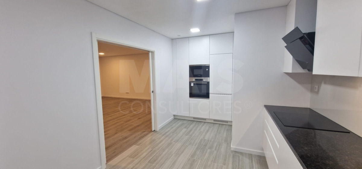New 3-bedroom apartment in Montijo with parking space